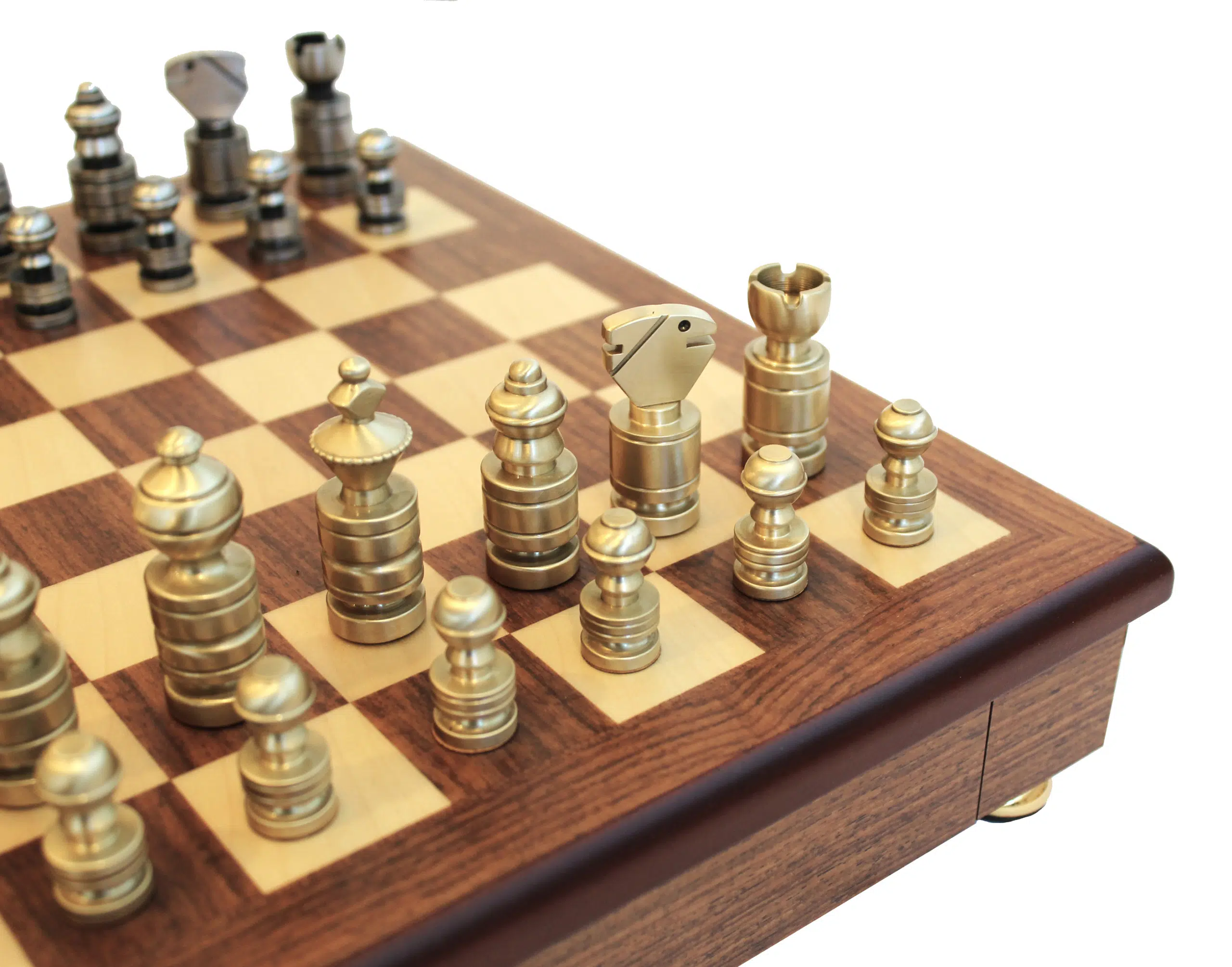 Coffret Jeu d'Échecs Design : Pièces Contemporaines en Laiton Massif Finies à la Main & Échiquier en Bois d'Acajou et Érable avec Tiroir de Rangement (32 x 32 cm) – Image 3