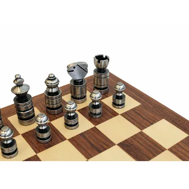 Détail des pièces d'échecs contemporaines couleur argent sombre posées sur l'échiquier en acajou et érable