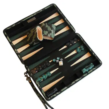 Plateau ouvert du jeu de backgammon camouflage avec pions et dés.