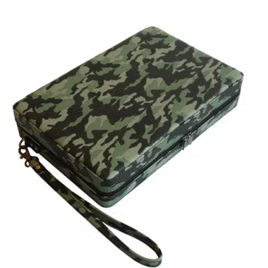 Mallette de backgammon fermée motif camouflage avec dragonne de transport.