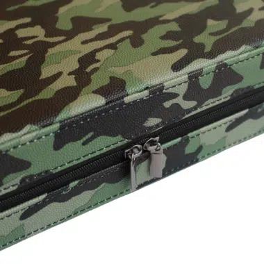 Zoom sur la fermeture éclair zippée du backgammon similicuir camouflage.