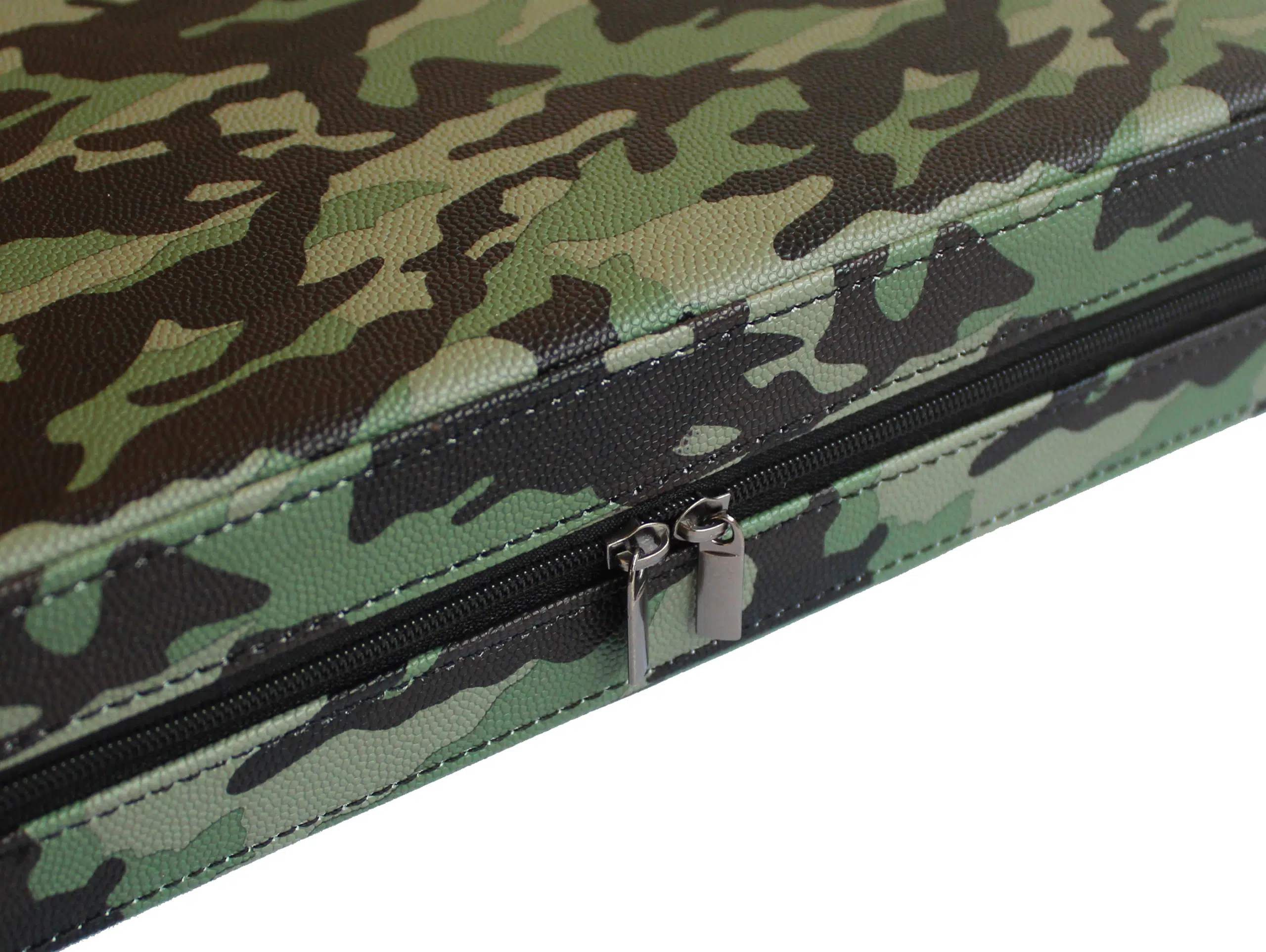 Zoom sur la fermeture éclair zippée du backgammon similicuir camouflage.