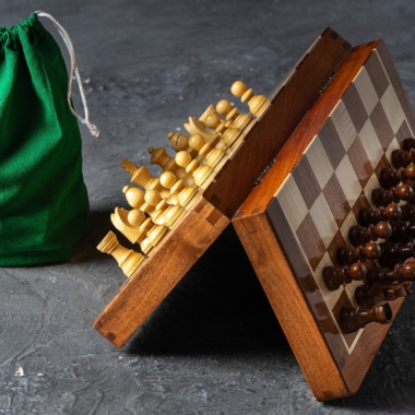 Jeu d'échecs sur un plateau incliné, accompagné d'une pochette de rangement - Le Palais Des Echecs