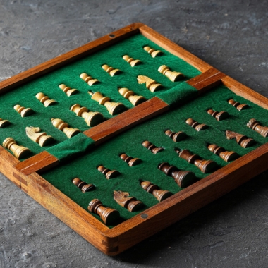 Jeu d'échecs en bois magnétique avec pièces soigneusement rangées dans un coffret en velours - Le Palais Des Echecs