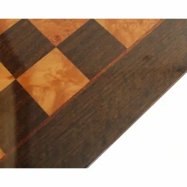 Gros plan sur la marqueterie laquée en loupe de bruyère et érable de l'échiquier