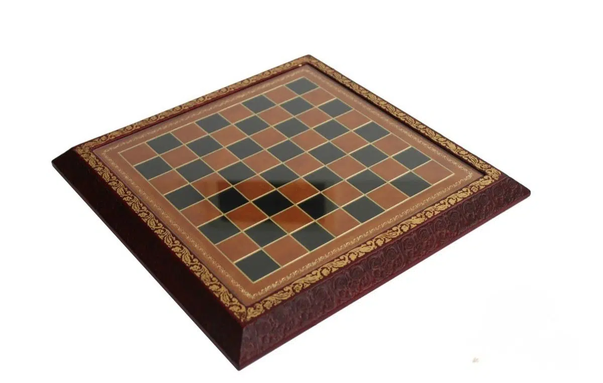 Vue d'ensemble du jeu d'échecs italien en cuir véritable marron et plateau en verre 30x30 cm