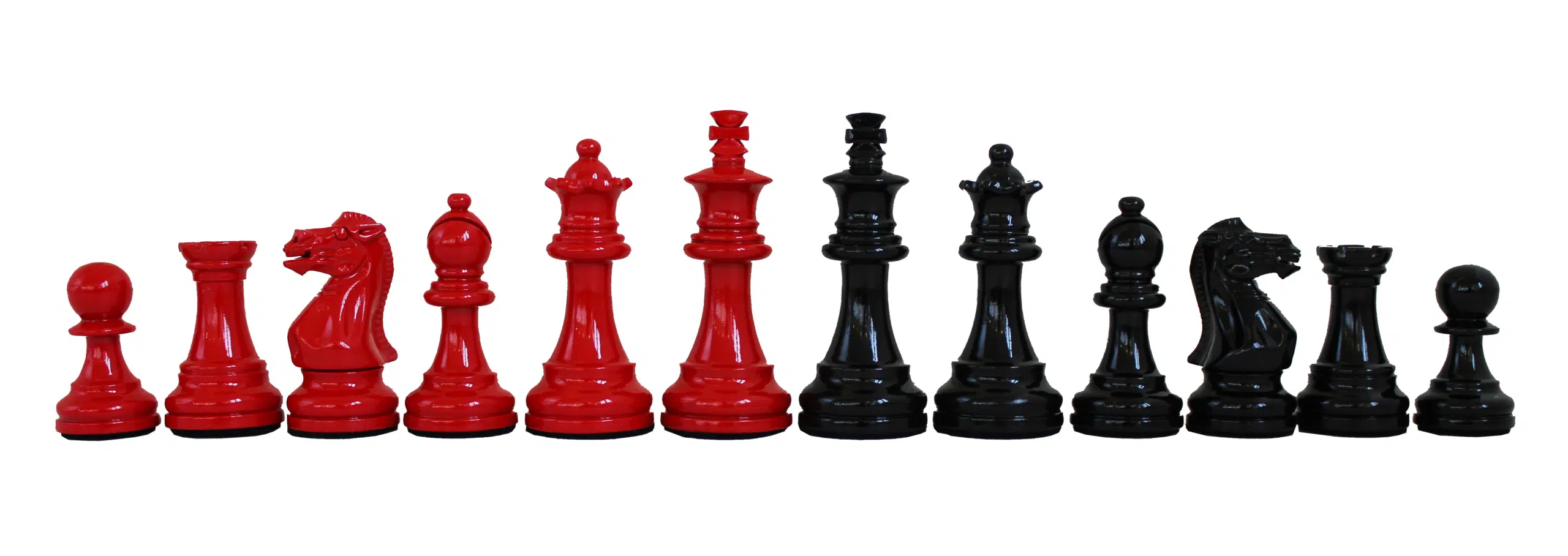 Alignement des pièces d'échecs en bois laqué rouge et noir avec Roi de 7.6 cm