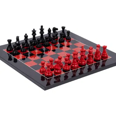 Jeu d'échecs complet en bois laqué rouge et noir sur échiquier en loupe de bruyère brillante 42cm