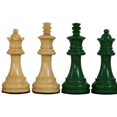 Alignement complet des 32 pièces d'échecs en buis laqué vert et ivoire