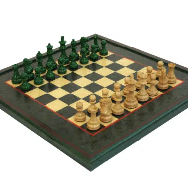 Ensemble complet du jeu d'échecs en buis laqué vert et ivoire sur échiquier en bruyère brillante