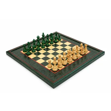Ensemble complet du jeu d'échecs en buis laqué vert et ivoire sur échiquier en bruyère brillante