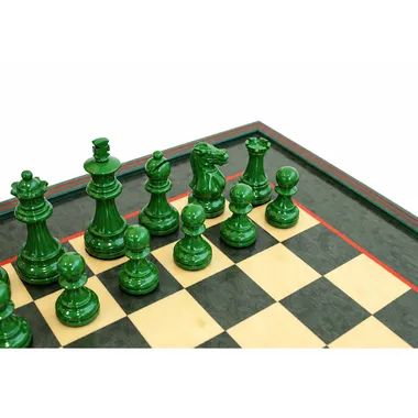 Gros plan sur l'armée de pièces d'échecs vertes laquées brillant avec Roi de 7.6 cm