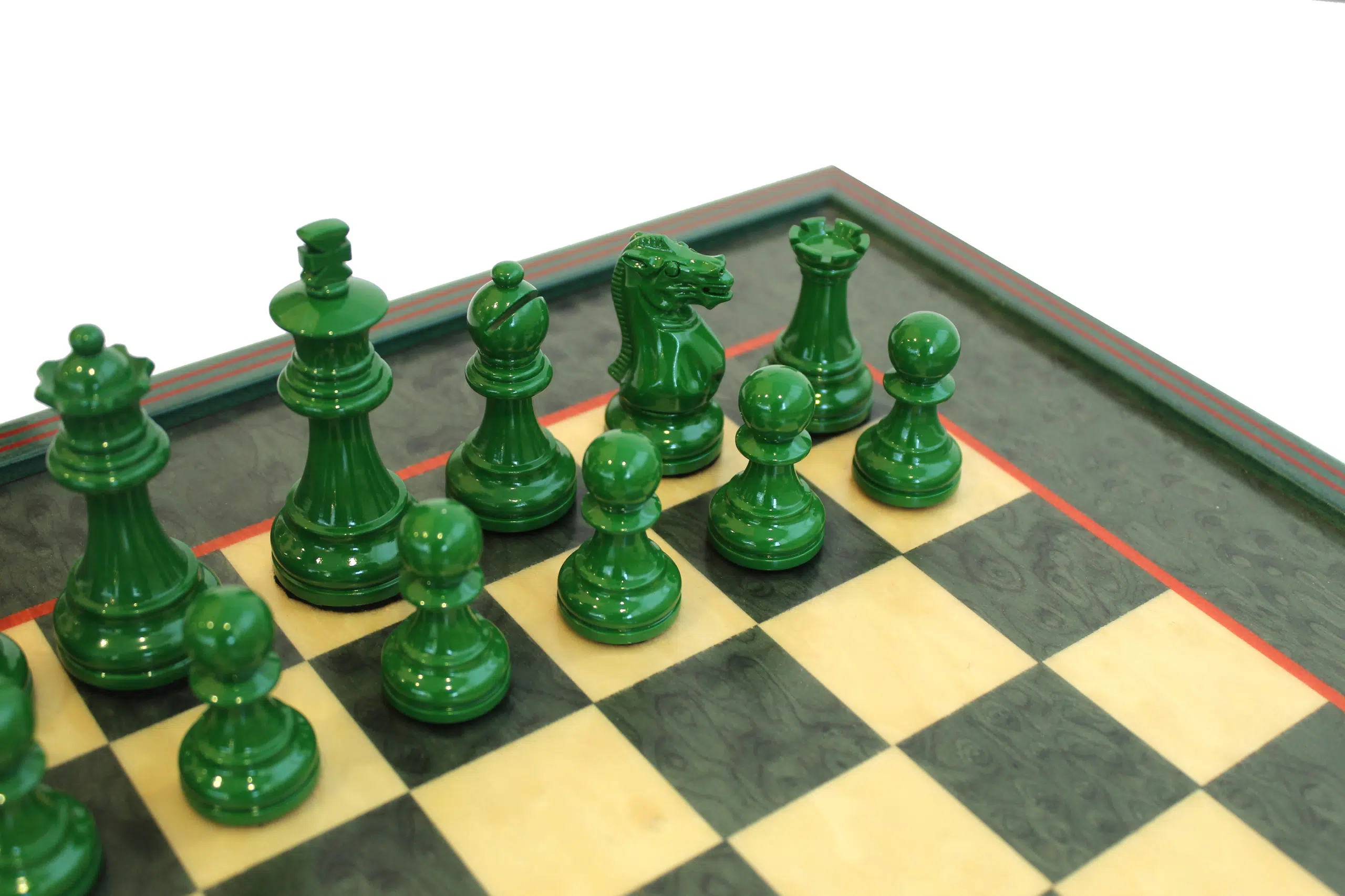 Gros plan sur l'armée de pièces d'échecs vertes laquées brillant avec Roi de 7.6 cm