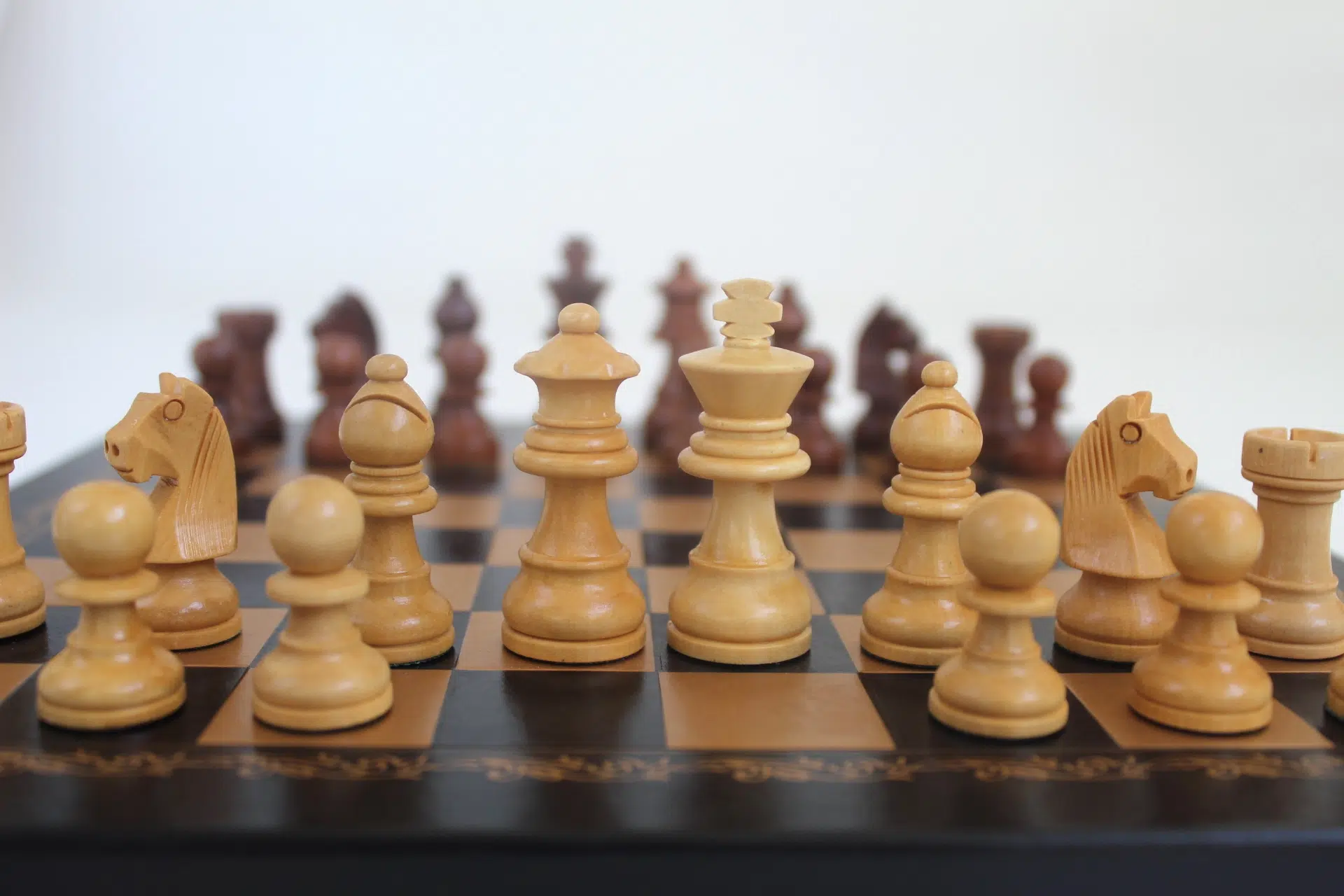 Petit Jeu d'Échecs Design : Pièces Staunton en Bois d'Acacia Lestées Roi 5 cm & Échiquier Similicuir Noir et Doré 26 x 26 cm