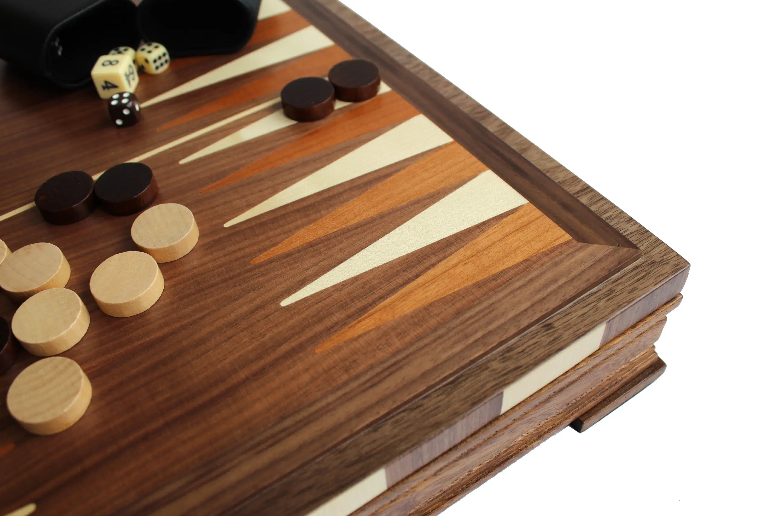 Détail de marqueterie incrustée à la main sur le tablier de backgammon en noyer