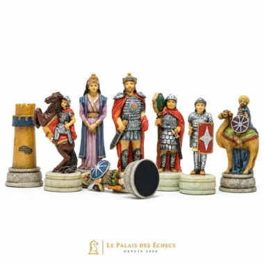Ensemble des pièces d'échecs historiques peintes à la main avec feutrine de protection sous le socle