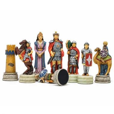 Ensemble des pièces d'échecs historiques peintes à la main avec feutrine de protection sous le socle