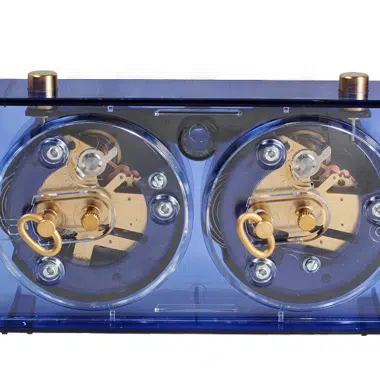 Mécanisme interne d'une pendule d'échecs bleue transparente, vue détaillée pour passionnés