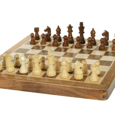 Jeu d'échecs en bois avec rangée de pièces blanches et marron sur un plateau traditionnel - Le Palais Des Echecs