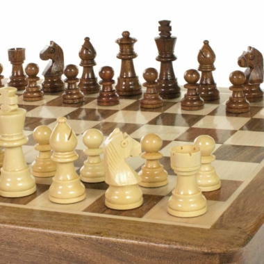 Jeu d'échecs en bois vu de devant, avec des pièces de qualité sur un plateau en bois classique - Le Palais Des Echecs