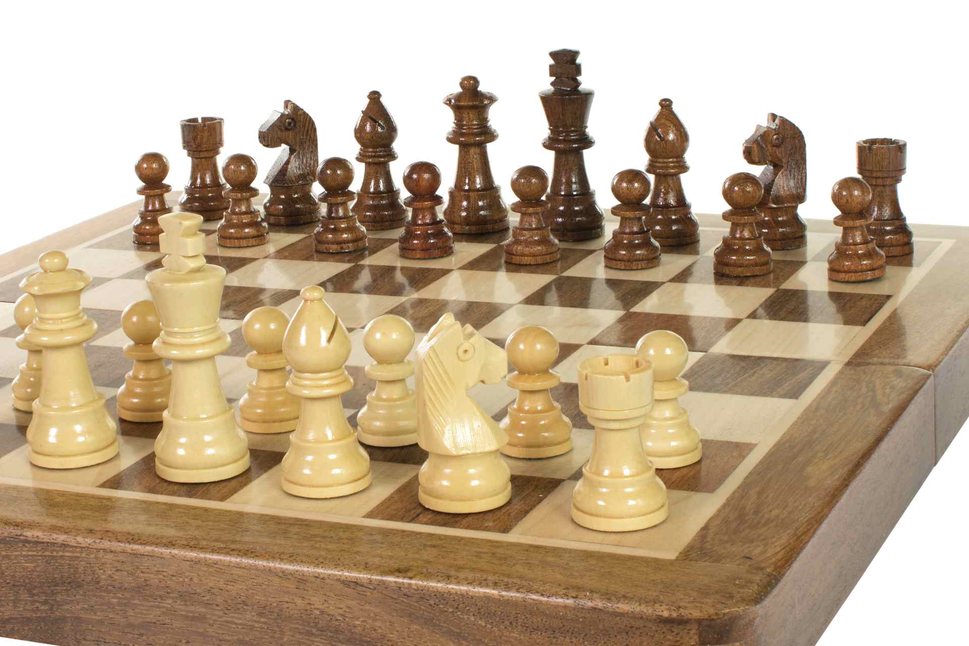 Jeu d'échecs en bois vu de devant, avec des pièces de qualité sur un plateau en bois classique - Le Palais Des Echecs
