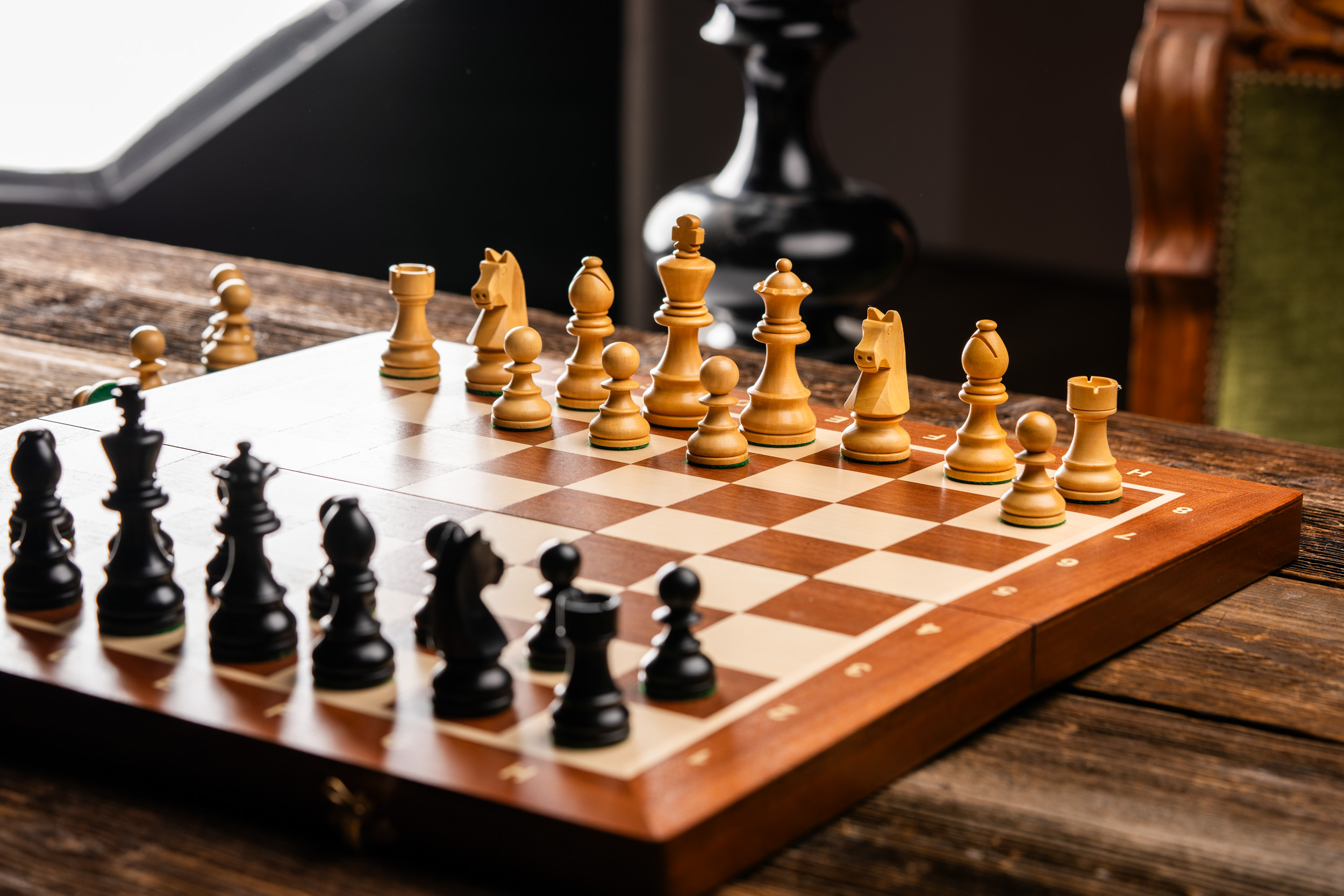 Vue dynamique du jeu d'Échecs en bois avec pièces en ébène et en laiton, prêt à jouer - Le Palais Des Echecs
