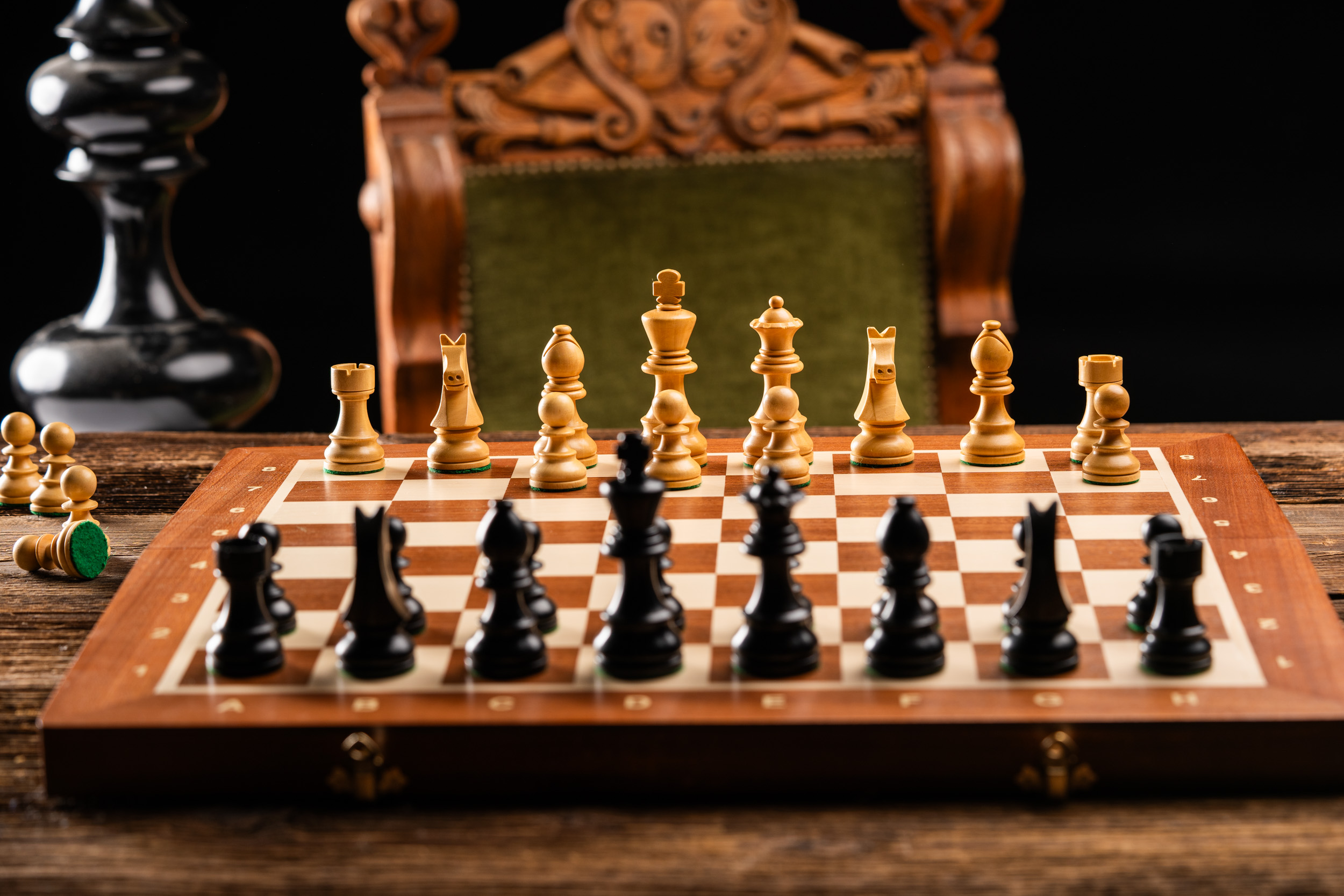 Jeu d'Échecs Tournament N°5 Chevalier Allemand 3,5'' avec pièces dorées et noires - Le Palais Des Echecs