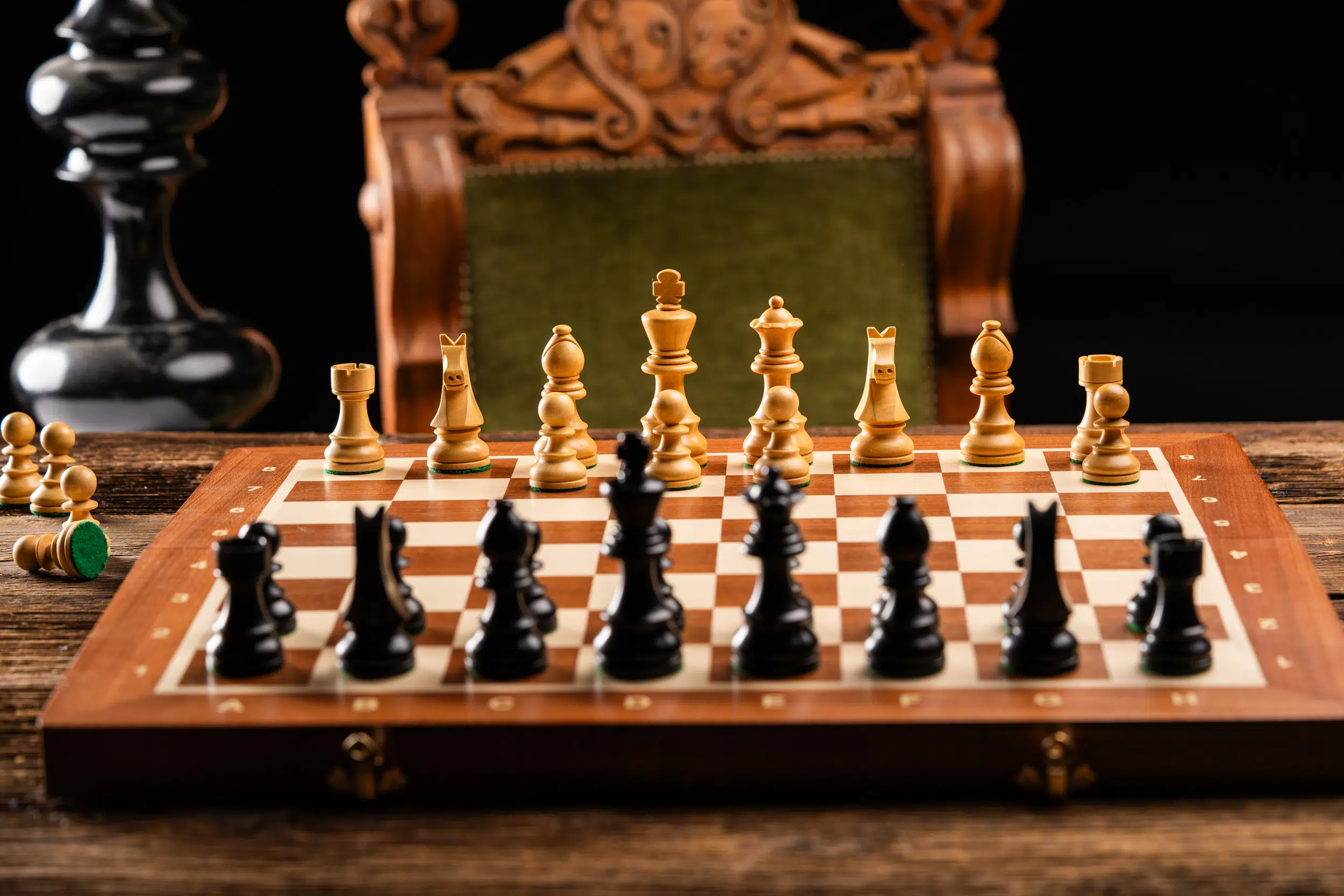 Jeu d'Échecs Tournament N°5 Chevalier Allemand 3,5'' avec pièces dorées et noires - Le Palais Des Echecs