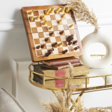 Jeu d'échecs en bois massif avec pièces en action sur une table chic - Le Palais Des Echecs