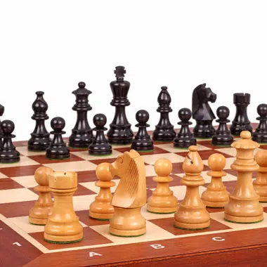 Jeu d'Échecs en bois avec un angle captivant montrant les pièces noires et la disposition stratégique