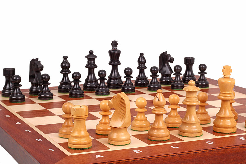 Jeu d'Échecs en bois avec un angle captivant montrant les pièces noires et la disposition stratégique