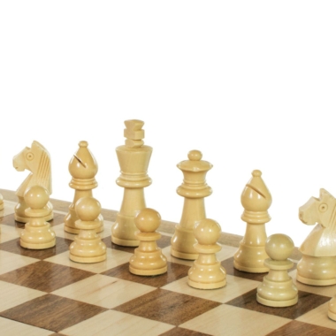 Rangée de pièces en bois blanc sur un plateau d'échecs magnétique, mettant en avant la finition - Le Palais Des Echecs