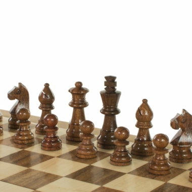 Jeu d'échecs magnétique en bois avec pièces bien alignées sur un plateau en bois - Le Palais Des Echecs