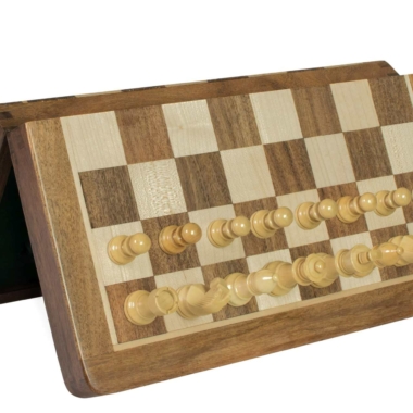 Jeu d'échecs en bois avec un assemblage symétrique, idéal pour les passionnés - Le Palais Des Echecs