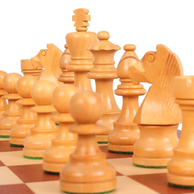 Plan rapproché des pièces blanches classiquement stylisées, évoquant l'excellence du jeu d'Échecs