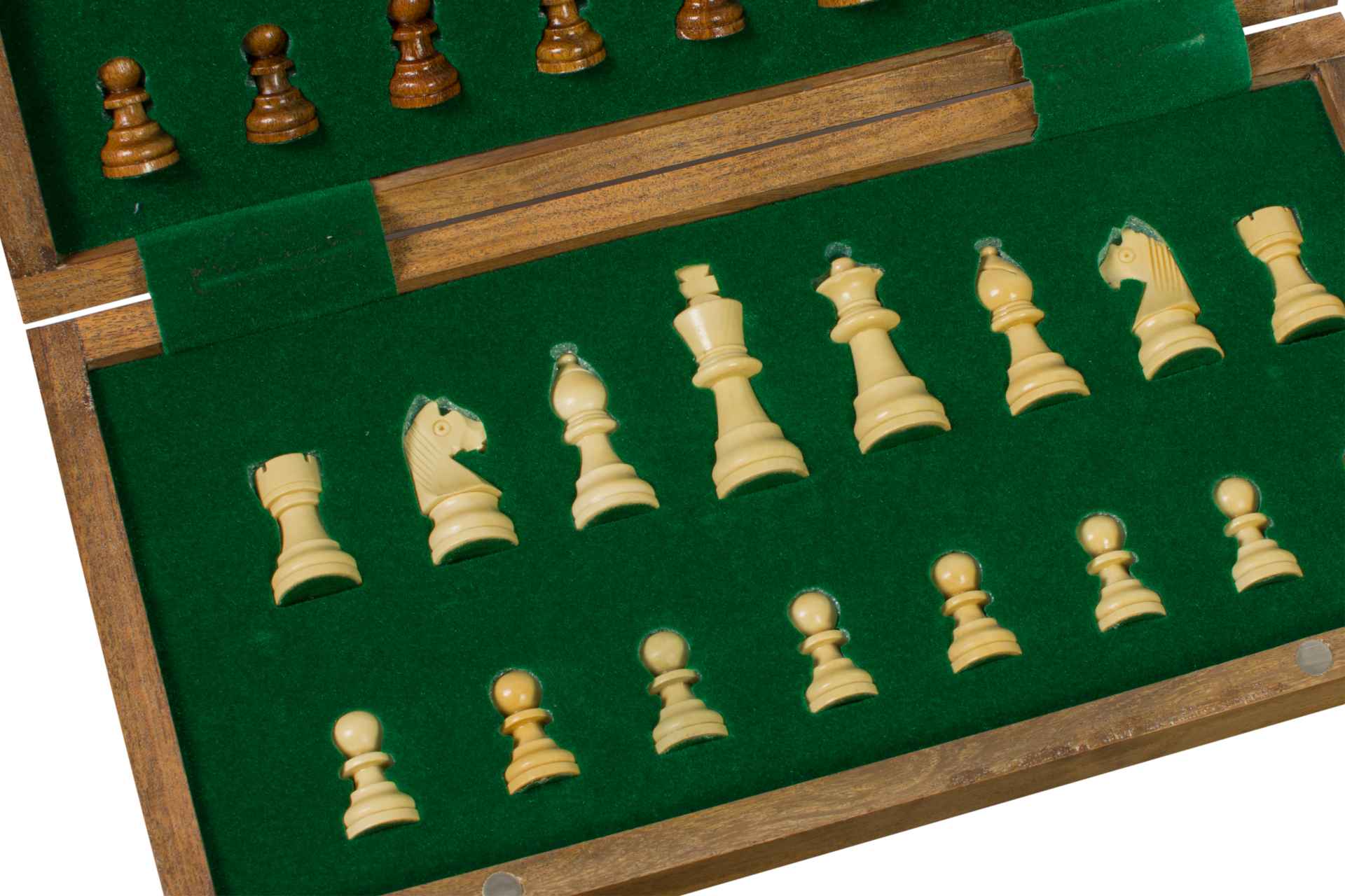 Détails des pièces du jeu d'échecs en bois sur un fond vert en velours, parfaitement disposées - Le Palais Des Echecs