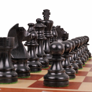 Focus sur les pièces noires, démontrant l'élégance et le raffinement du jeu d'Échecs Tournament N°5