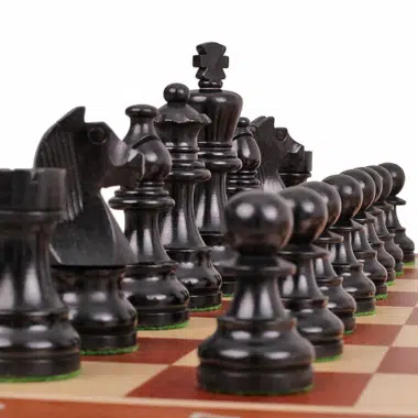 Focus sur les pièces noires, démontrant l'élégance et le raffinement du jeu d'Échecs Tournament N°5
