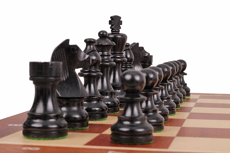Focus sur les pièces noires, démontrant l'élégance et le raffinement du jeu d'Échecs Tournament N°5