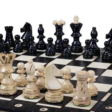 Jeu d'échecs sur plateau en bois avec pièces noires et blanches - Le Palais Des Echecs