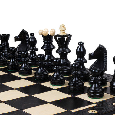 Jeu d'échecs avec pièces noires en position de départ sur plateau élégant