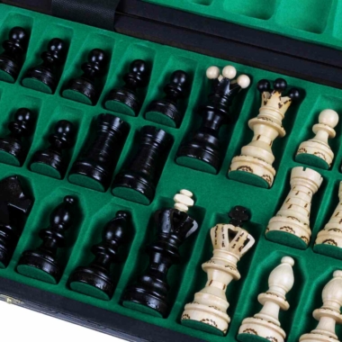 Coffret Échecs ouvert présentant les pièces soigneusement rangées - Le Palais Des Echecs