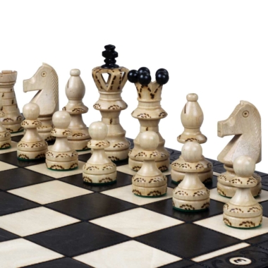 Jeu d'échecs avec pièces clairs sur plateau en bois classique - Le Palais Des Echecs