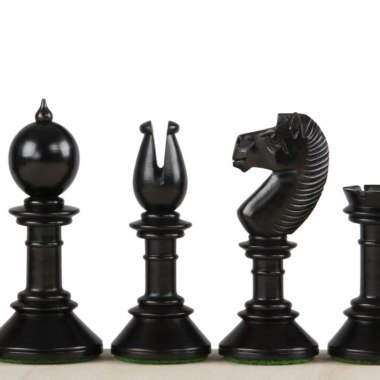 Pièces d'échecs Staunton 10,5 cm en bois noir, vue détaillée sur le style élégant
