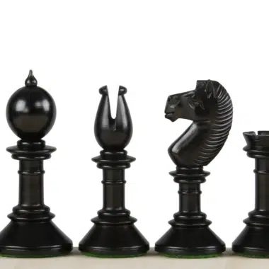 Pièces d'échecs Staunton 10,5 cm en bois noir, vue détaillée sur le style élégant