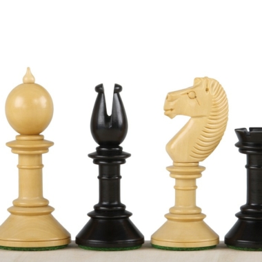 Jeu d'échecs en bois mélangé avec des pièces noires et blanches, concept classique