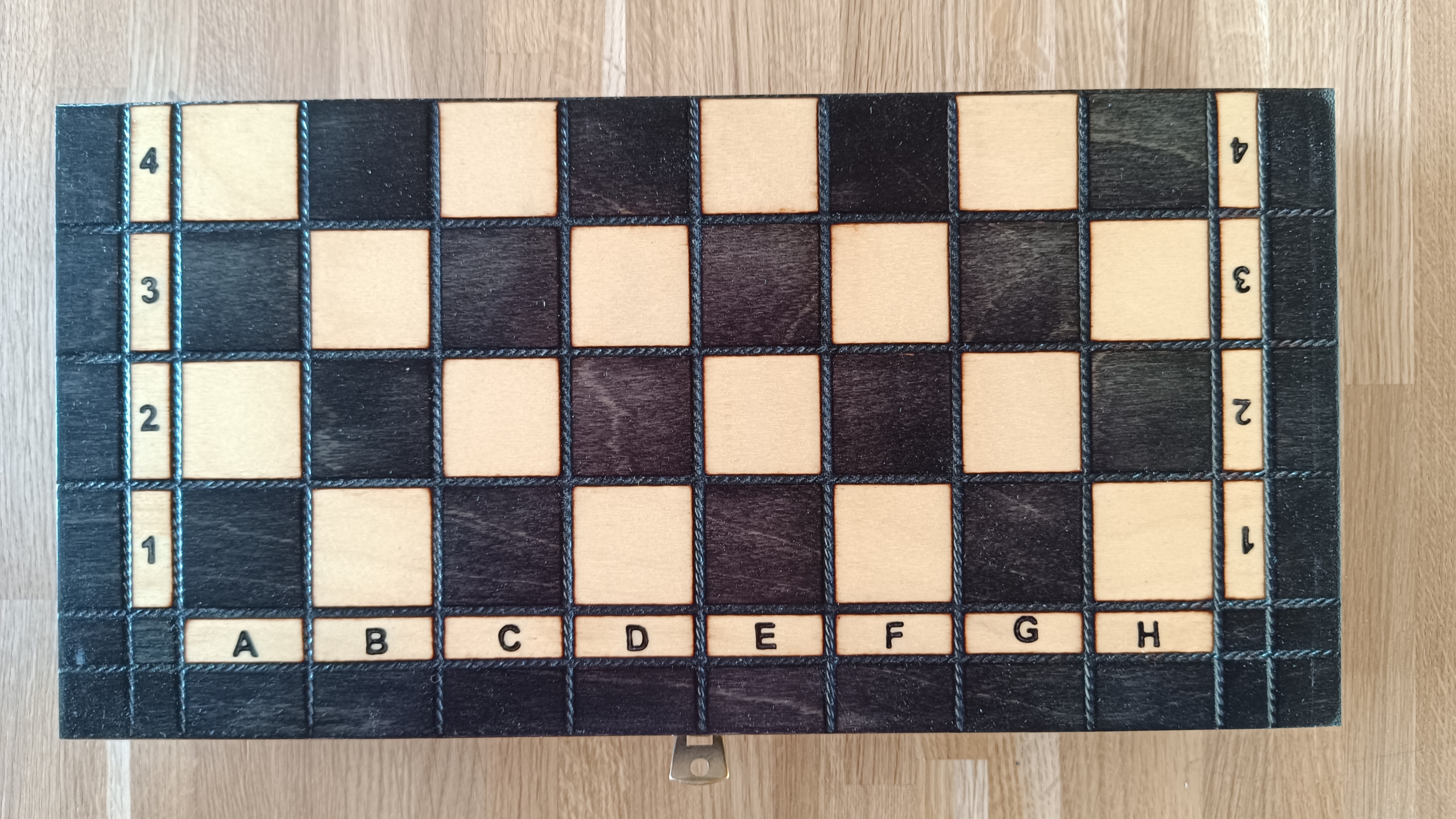 Plateau en bois pliant du jeu d'échecs Pearl Small avec cases noires et claires - Le Palais Des Echecs