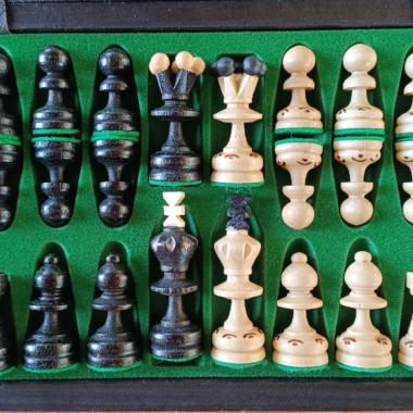 Pièces de jeu d'échecs Pearl Small en bois avec rangement, vue détaillée - Le Palais Des Echecs