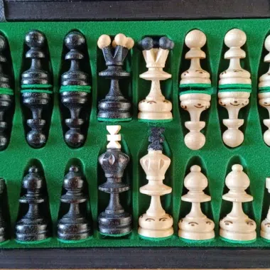 Pièces de jeu d'échecs Pearl Small en bois avec rangement, vue détaillée - Le Palais Des Echecs