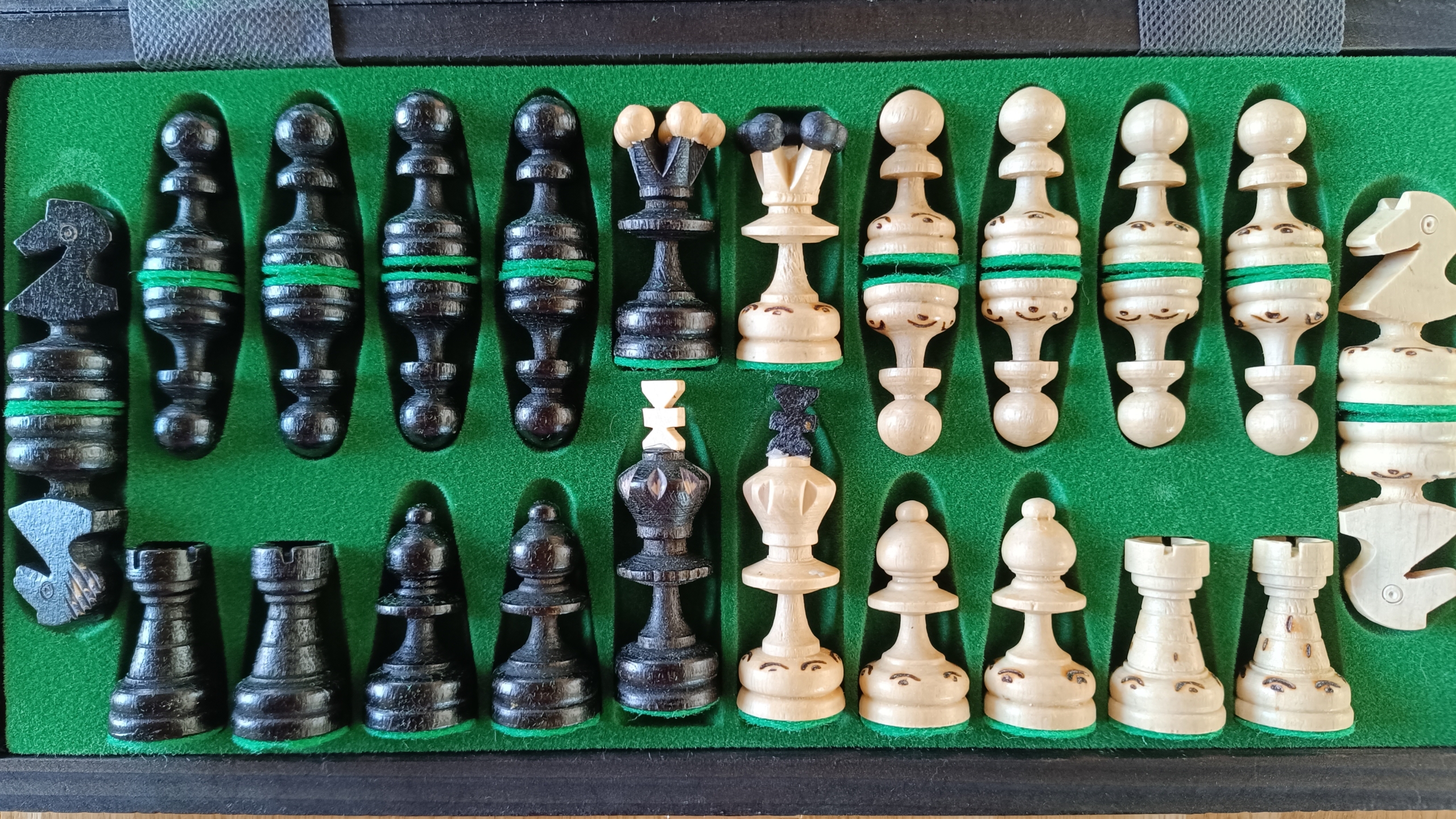 Pièces de jeu d'échecs Pearl Small en bois avec rangement, vue détaillée - Le Palais Des Echecs